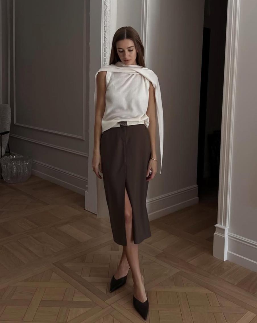 Драпировки и накидки оживляют даже самые строгие наряды.