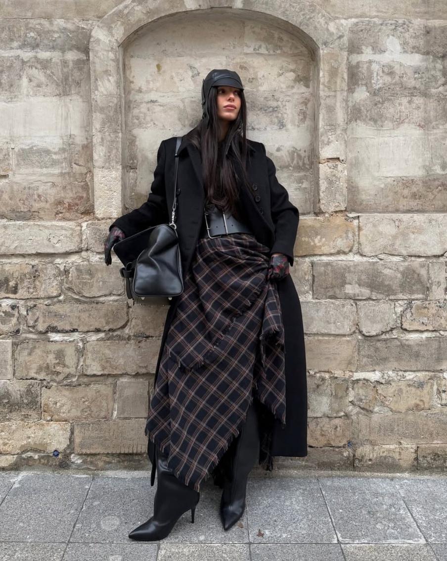 Асимметричные вещи выгодно смотрятся почти в любой стилистике.