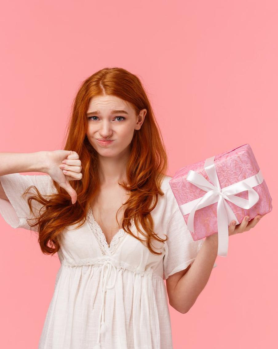 "Ты такой дорогой подарок не заслужила!": москвички поделились историями о худших подарках на НГ