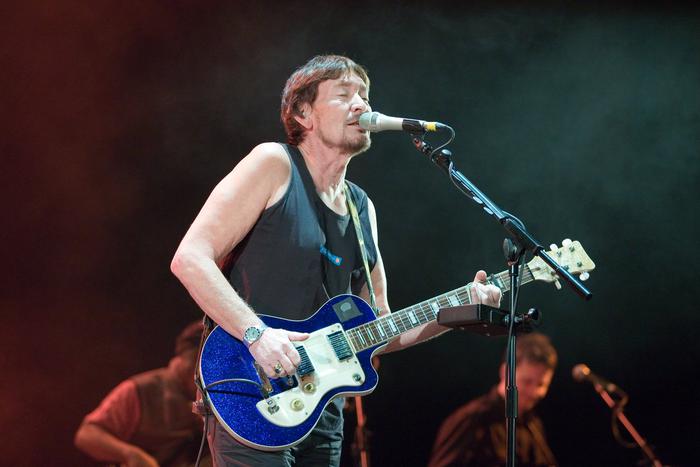 Множество операций и долгая дорога на Рождество: умер знаменитый британский музыкант Крис Ри