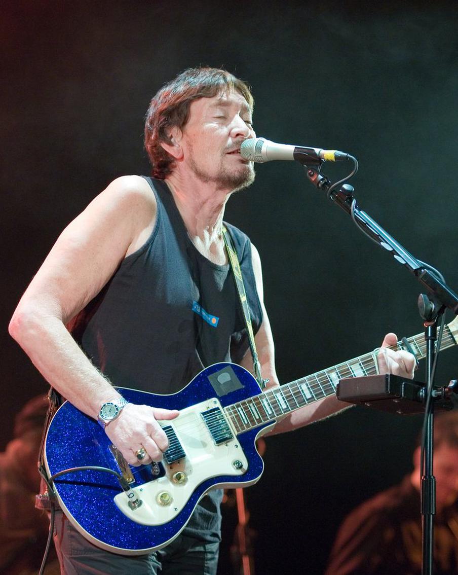 Множество операций и долгая дорога на Рождество: умер знаменитый британский музыкант Крис Ри