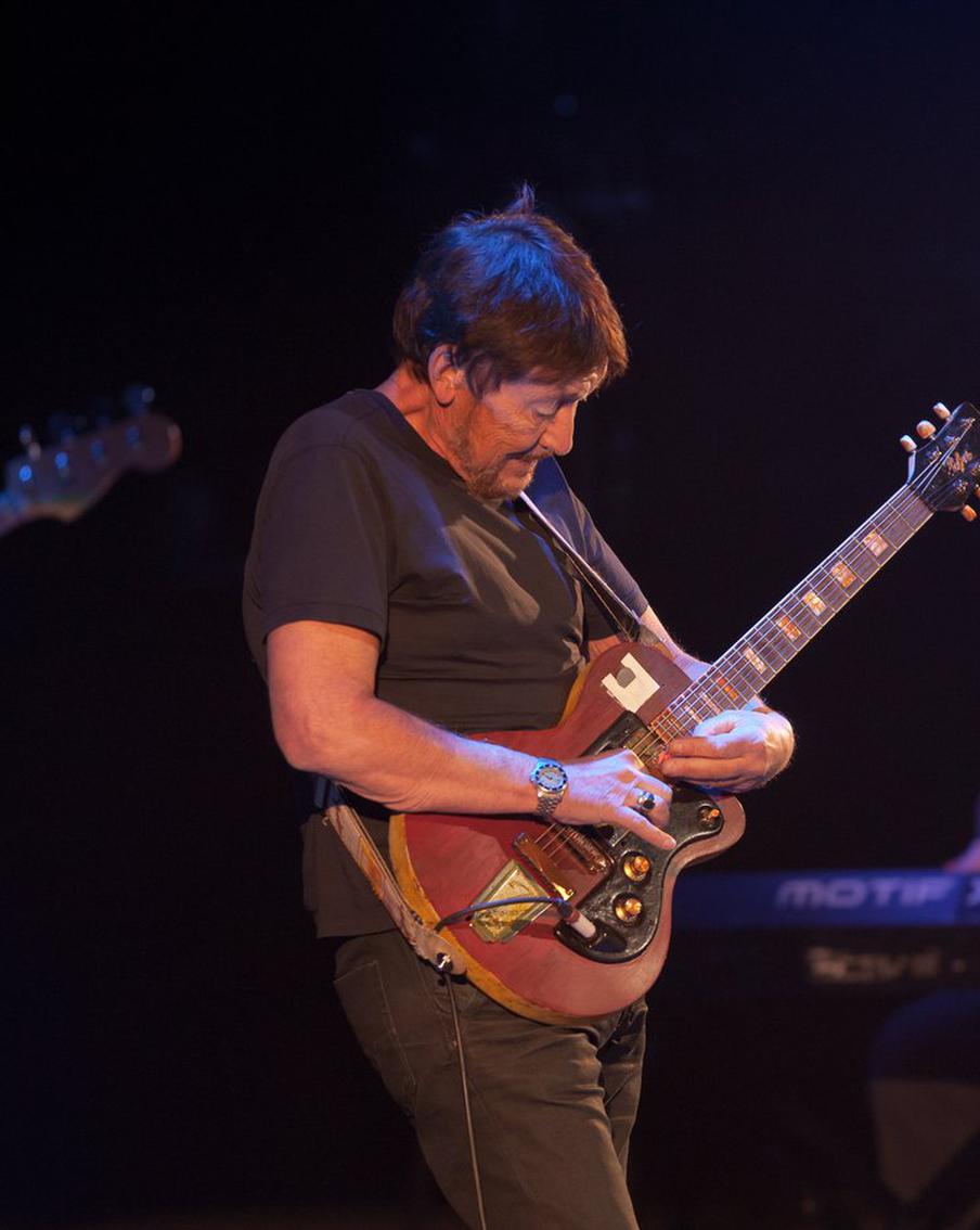 Умер британский певец Крис Ри. Стало известно о кончине Криса Ри, выдающегося британского певца и автора песен, который ушел из жизни в возрасте 74 лет. Его семья с глубокой скорбью подтвердила эту печальную новость, подчеркнув, что музыкант скончался мирно в больнице утром, окруженный близкими, после непродолжительной болезни