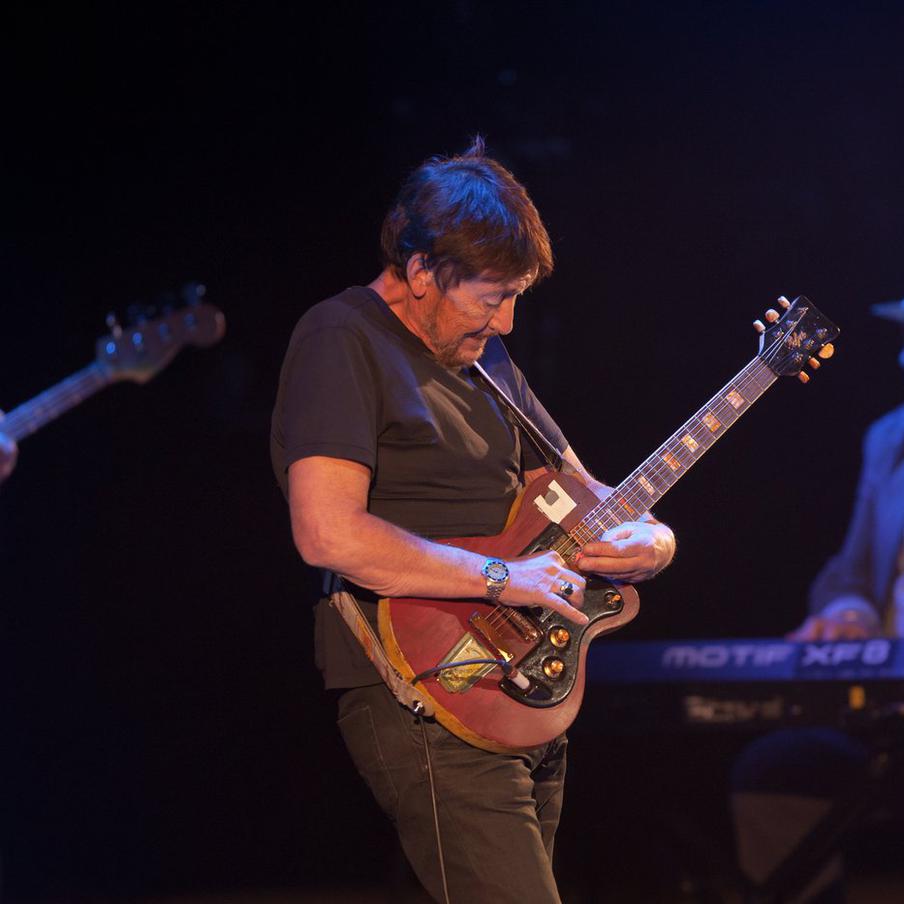 Умер британский певец Крис Ри. Стало известно о кончине Криса Ри, выдающегося британского певца и автора песен, который ушел из жизни в возрасте 74 лет. Его семья с глубокой скорбью подтвердила эту печальную новость, подчеркнув, что музыкант скончался мирно в больнице утром, окруженный близкими, после непродолжительной болезни