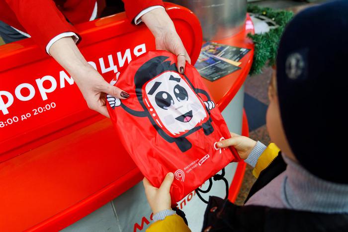 Юным пассажирам в метро дарят подарки на стойках "Живое общение"