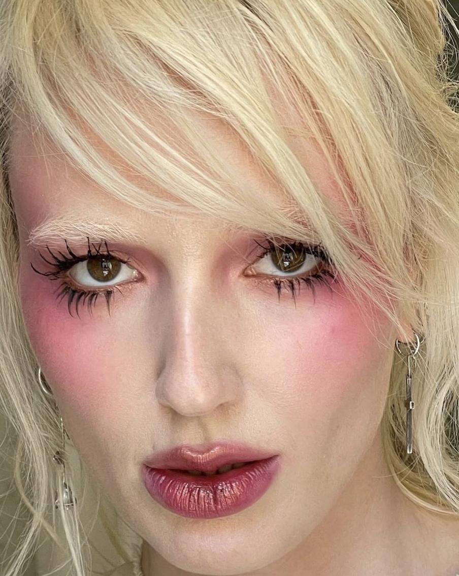 Выразительный макияж – неотъемлемая часть образа в цирковой эстетике.