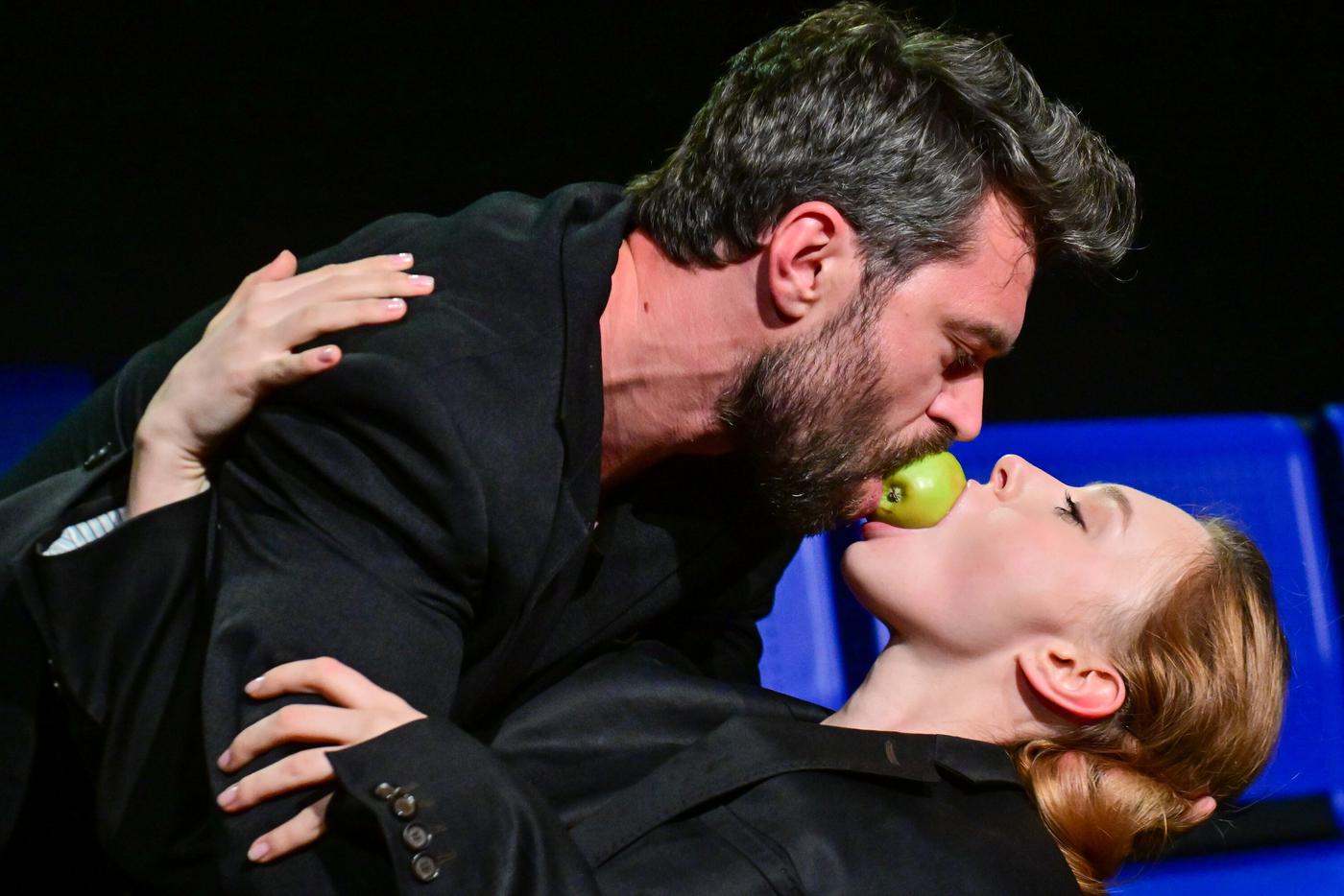 Актёры Никита Бурячёк и Анна Затеева в сцене из спектакля "Сонеты Шекспира".