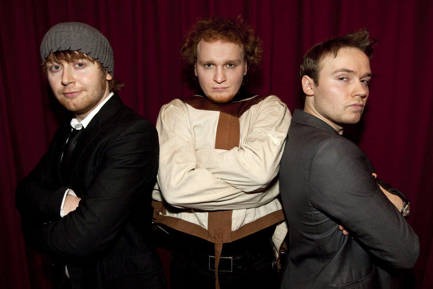 Иллюзионисты братья Сафроновы исполнили трюк Гудини в Москве Братья Сафроновы – Илья, Сергей и Андрей (слева направо).