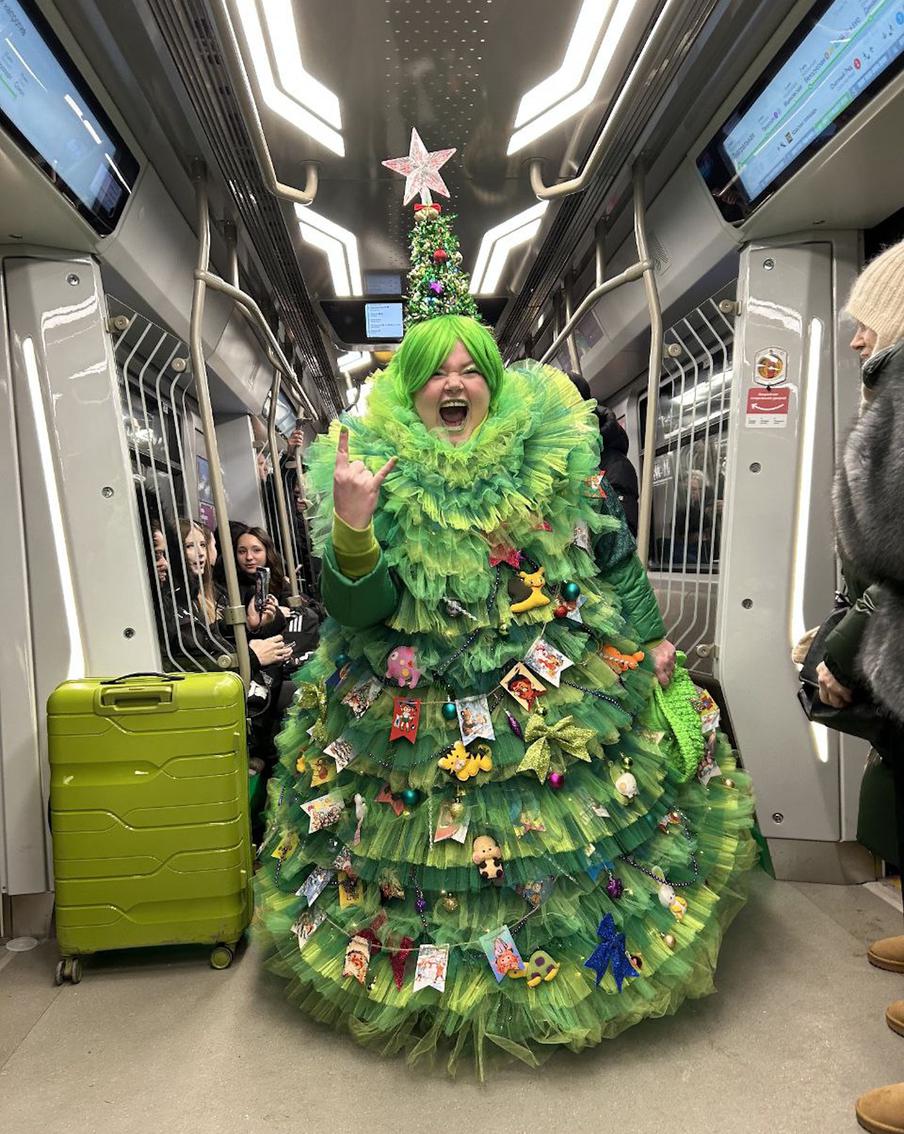 Сбежала с городской площади и гуляет по Москве: в Сети вирусится женщина-ёлка