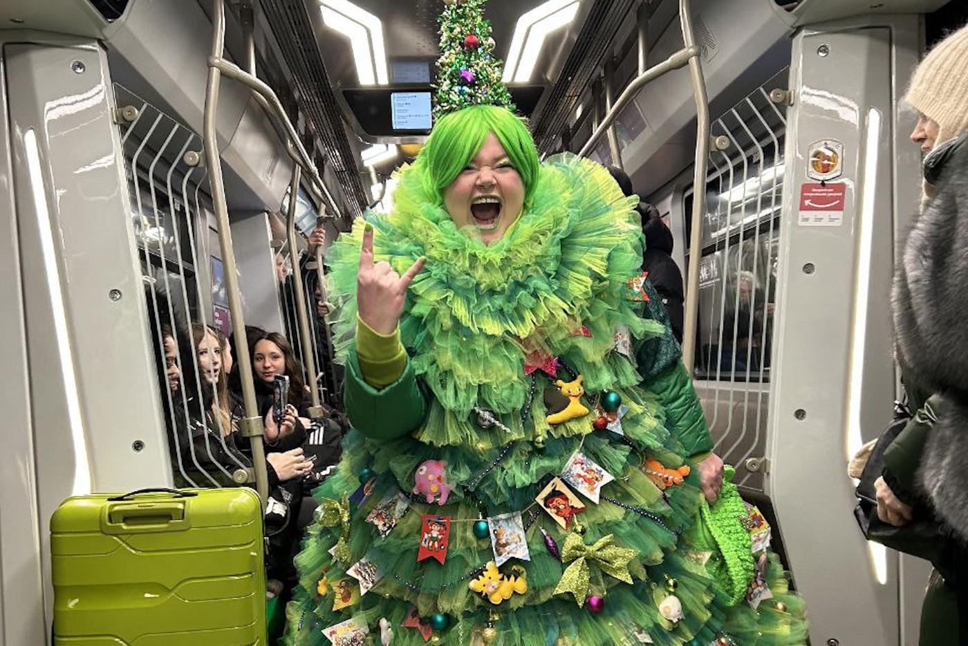 Сбежала с городской площади и гуляет по Москве: в Сети вирусится женщина-ёлка