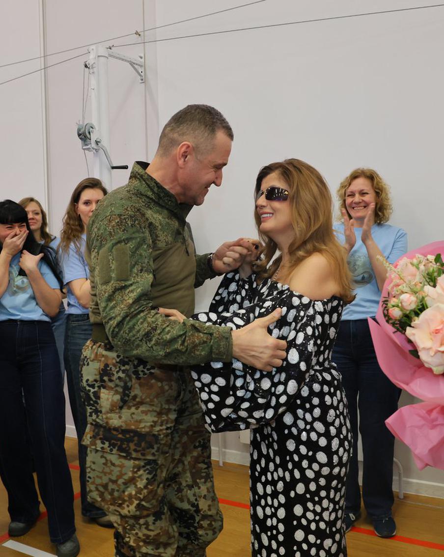 "Маресьев полз, я не хуже!": ветераны СВО разоткровенничались на концерте Гурцкой