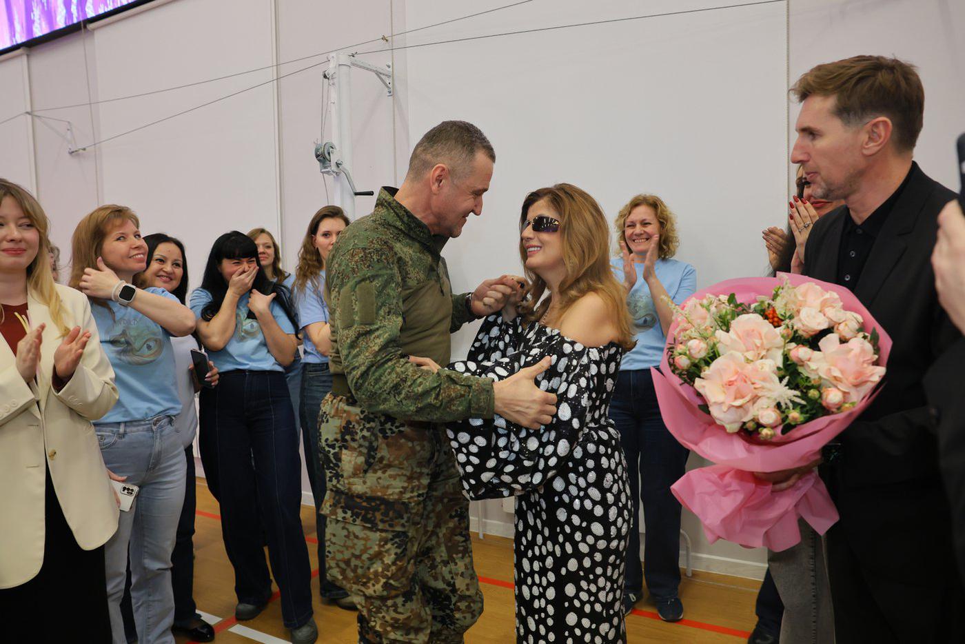 "Маресьев полз, я не хуже!": ветераны СВО разоткровенничались на концерте Гурцкой