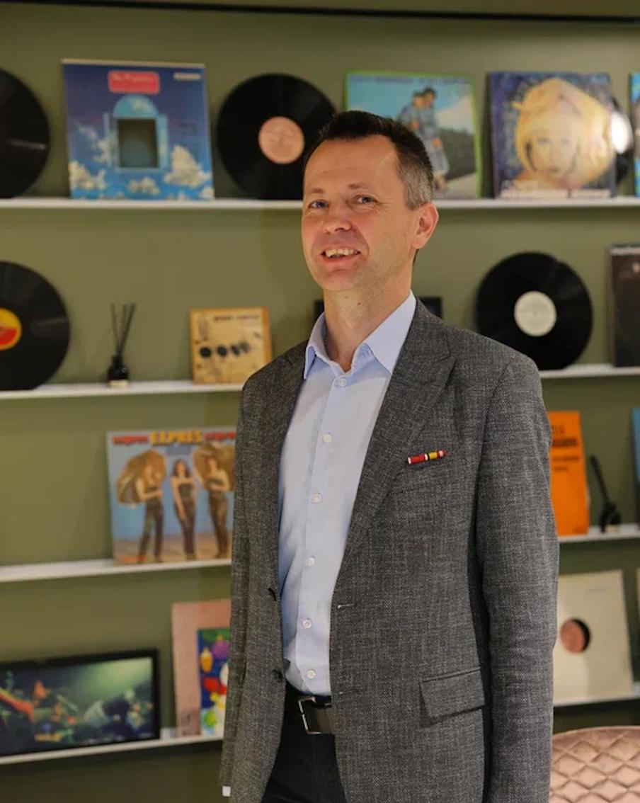 Пройдя реабилитацию после тяжёлого ранения на СВО, Юрий увлёкся творчеством: научился профессионально петь и даже танцевать вальс