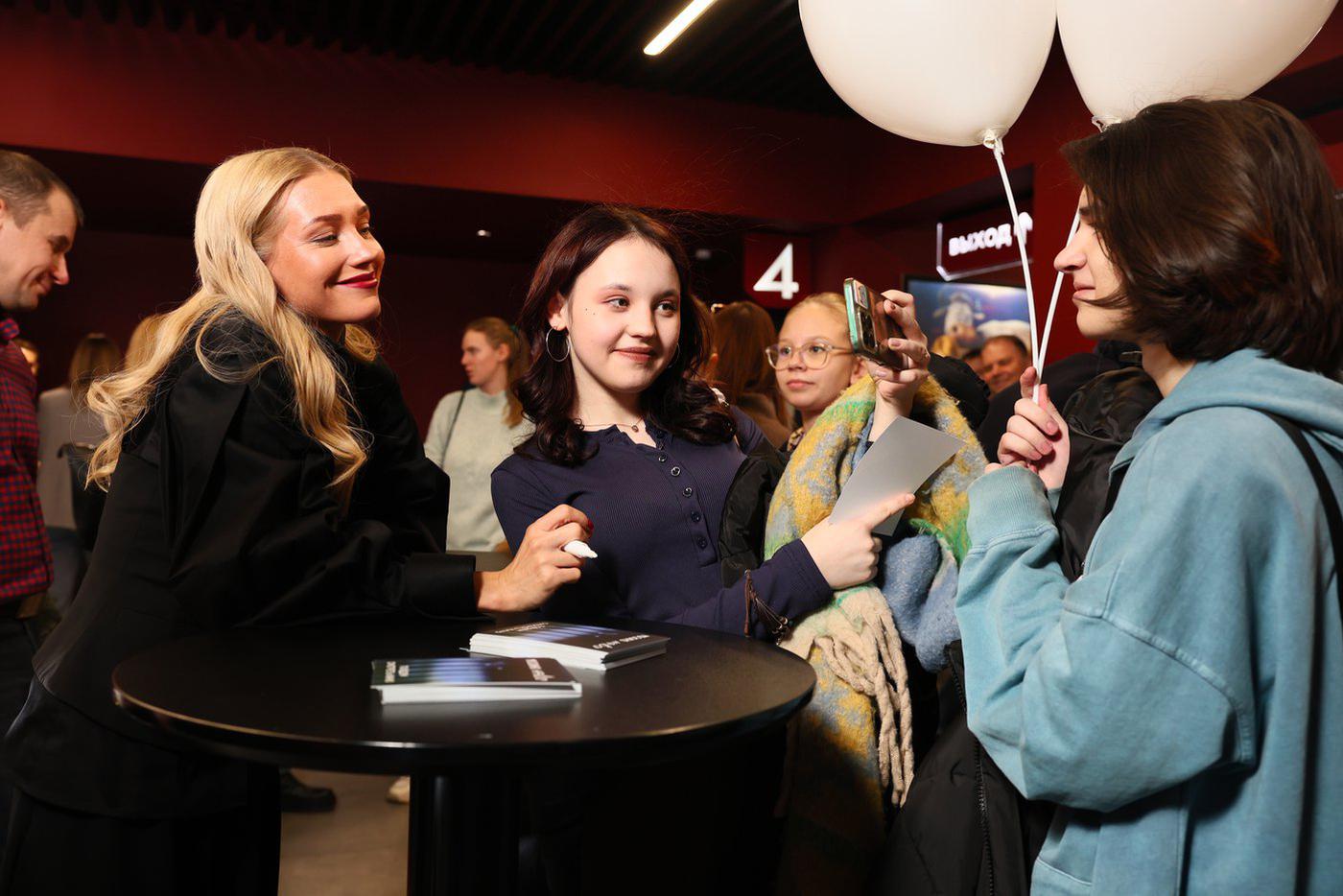 Автограф-сессия с Кристиной Асмус.