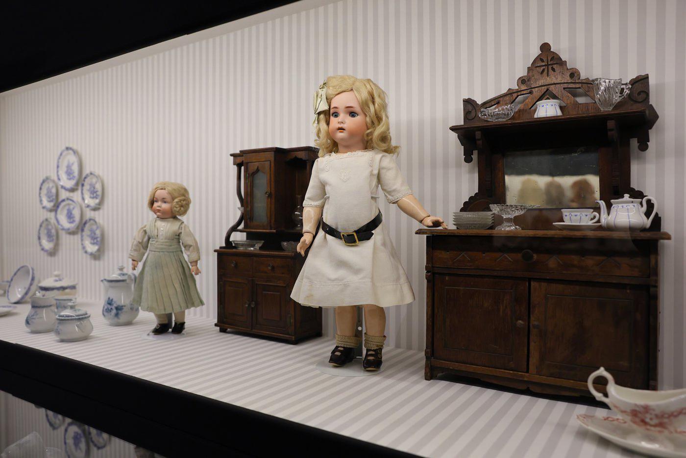 Нарядные куклы с большими глазами в XIX веке очаровывали не только детей