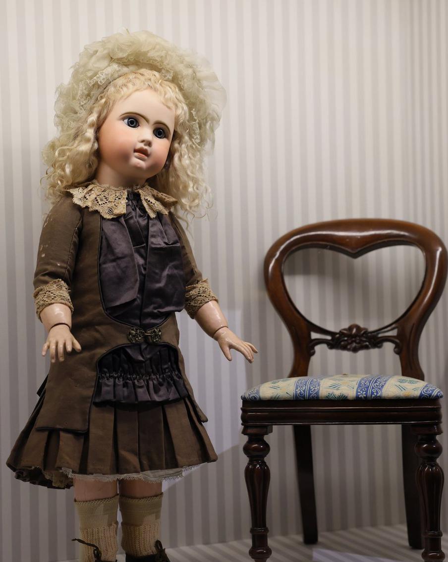 При помощи игры в куклы в XIX веке взрослые обучали детей этикету.