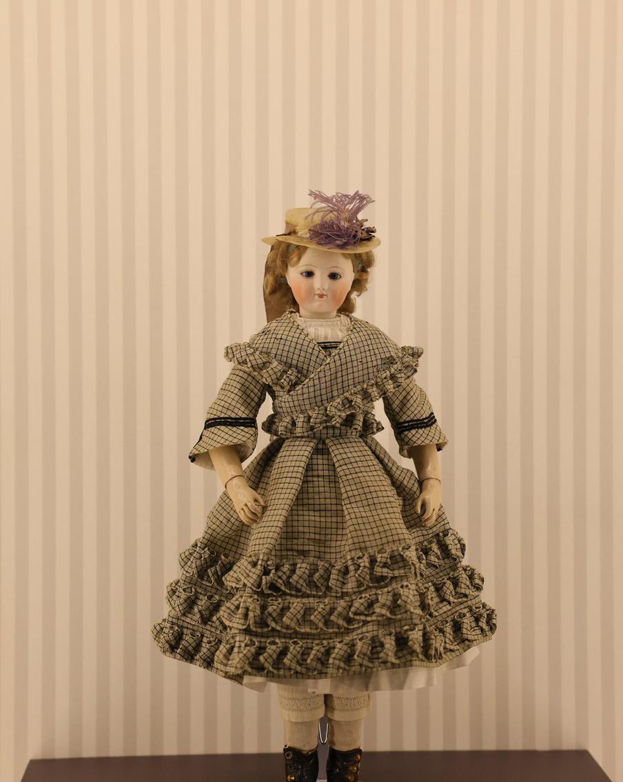 Во второй половине  XIX века стало больше механических кукол, которые могли ходить и даже говорить.В их создании принимали участие инженеры, художники, модельеры.