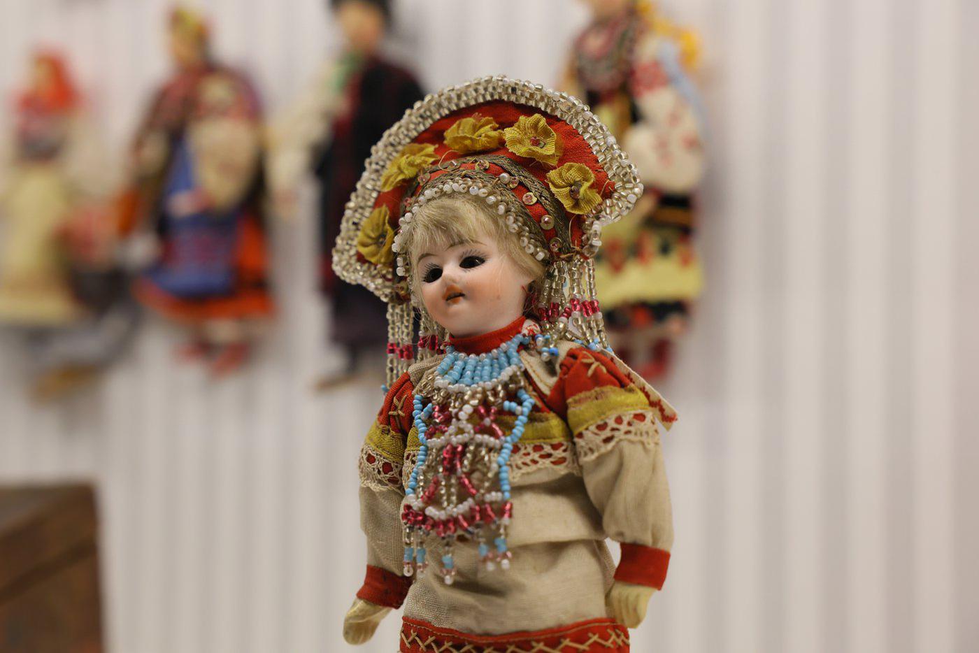 Особенно нравились детям куклы в яркой одежде.