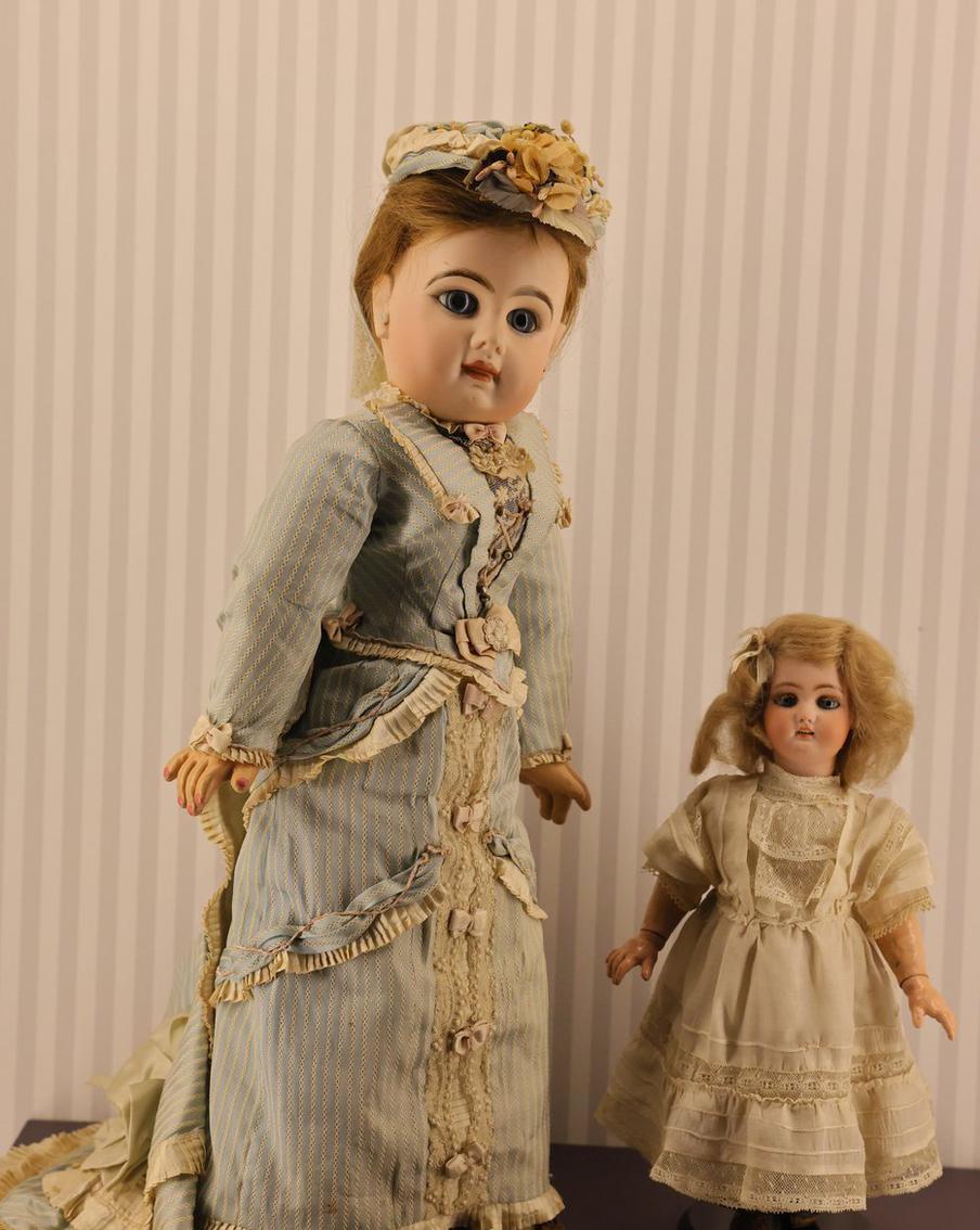 "Семейные куклы" в царской России приобретались с одной целью – девочкам объяснялась ценность семьи и воспитания детей. Куклы на фото – заводные, они были изготовлены в Париже.