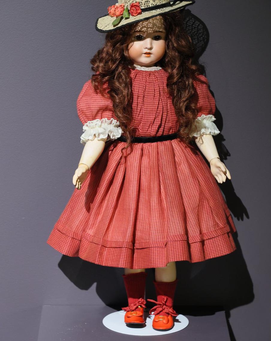 Эта кукла недавно отметила столетний юбилей, но её можно осторожно потрогать в порядке исключения посетителям с инклюзией.