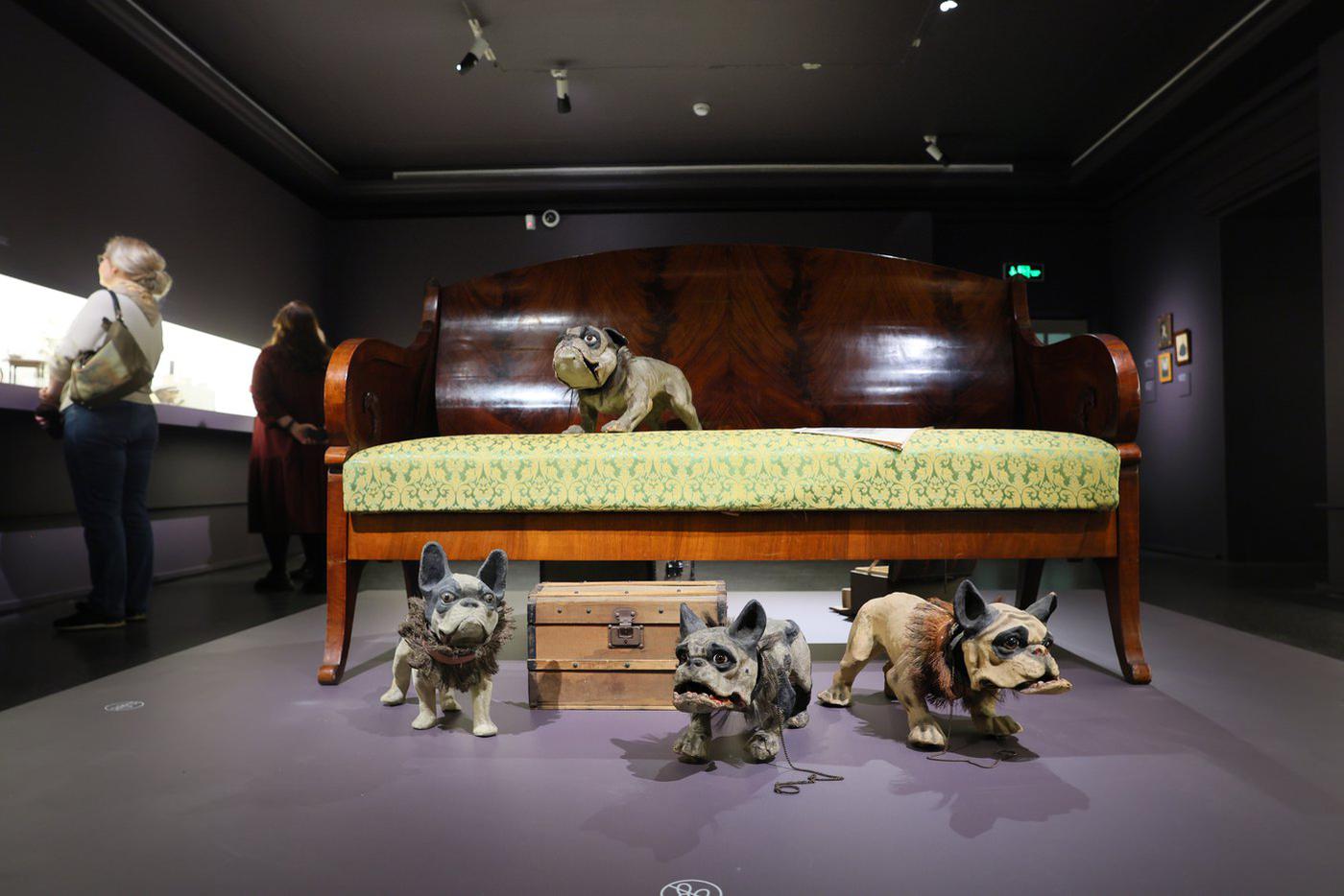 Технический прогресс в ХIХ веке сильно повлиял на изготовление игрушек для мальчиков. Дети российского императора любили играть заводными французскими бульдогами, которые умели двигать головой.
  