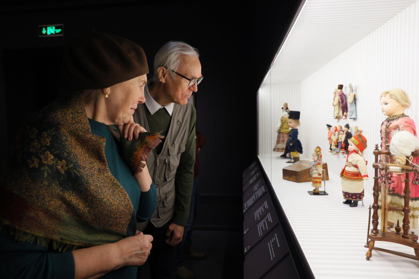 Куклы в национальной и крестьянской одежде тоже пользовались большим спросом у покупателей в  XIX  столетии. 