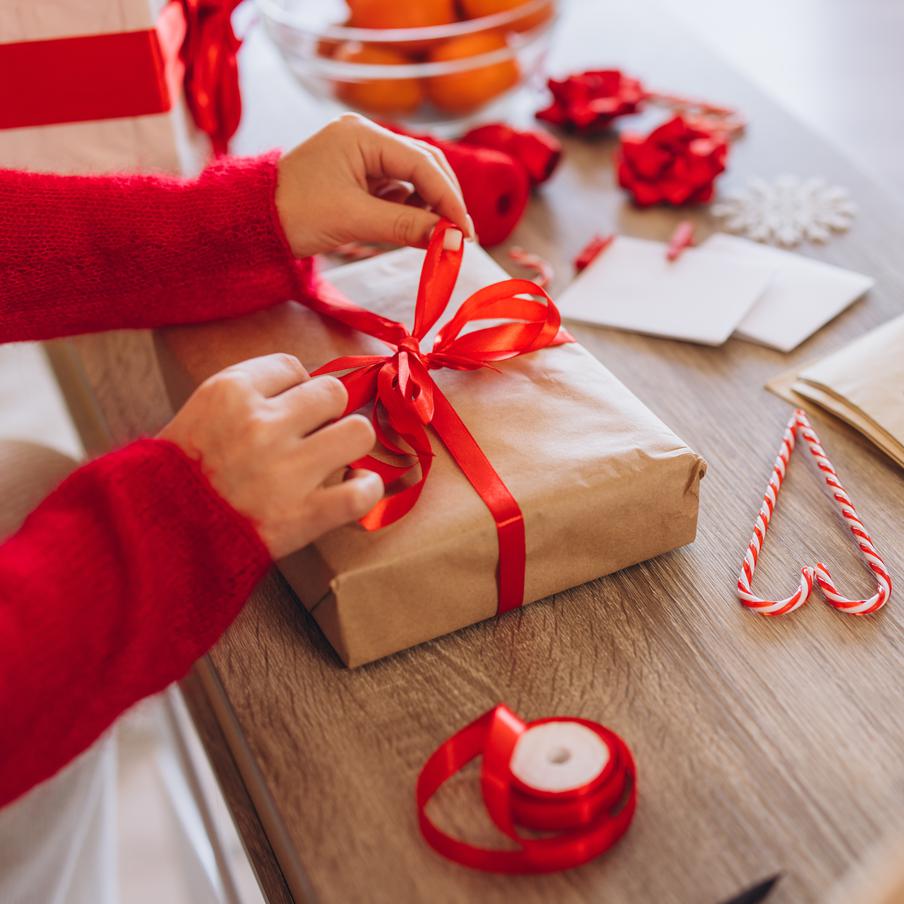 Таможня ЕС начала массово разворачивать новогодние посылки из России. Европейские пограничные службы ужесточили контроль отправлений из РФ, из-за чего даже обычные подарки и ёлочные украшения всё чаще возвращаются отправителям без объяснений по существу