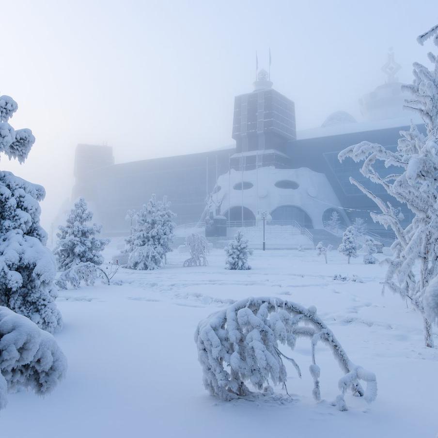 Морозы до минус 50 прогнозируются в регионах России. В ближайшие дни в большинстве регионов России ожидается значительное снижение температуры воздуха по сравнению с нормой. Как сообщил научный руководитель Гидрометцентра России Роман Вильфанд, аномально холодная погода прогнозируется в Приволжском, Северо-Западном федеральных округах, на Урале, севере и юго-западе Сибири, а также на Дальнем Востоке