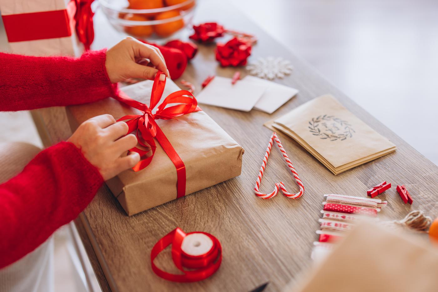 Таможня ЕС начала массово разворачивать новогодние посылки из России