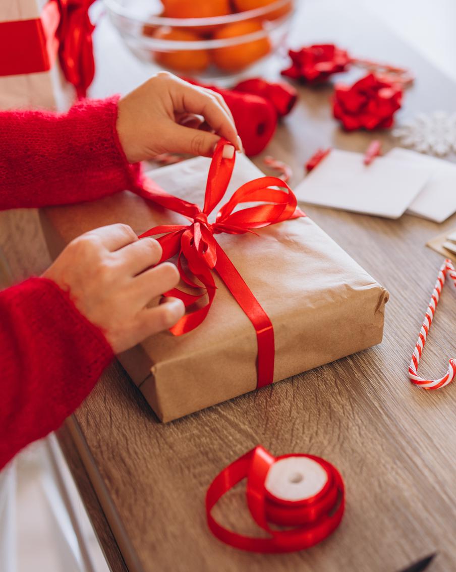 Таможня ЕС начала массово разворачивать новогодние посылки из России. Европейские пограничные службы ужесточили контроль отправлений из РФ, из-за чего даже обычные подарки и ёлочные украшения всё чаще возвращаются отправителям без объяснений по существу