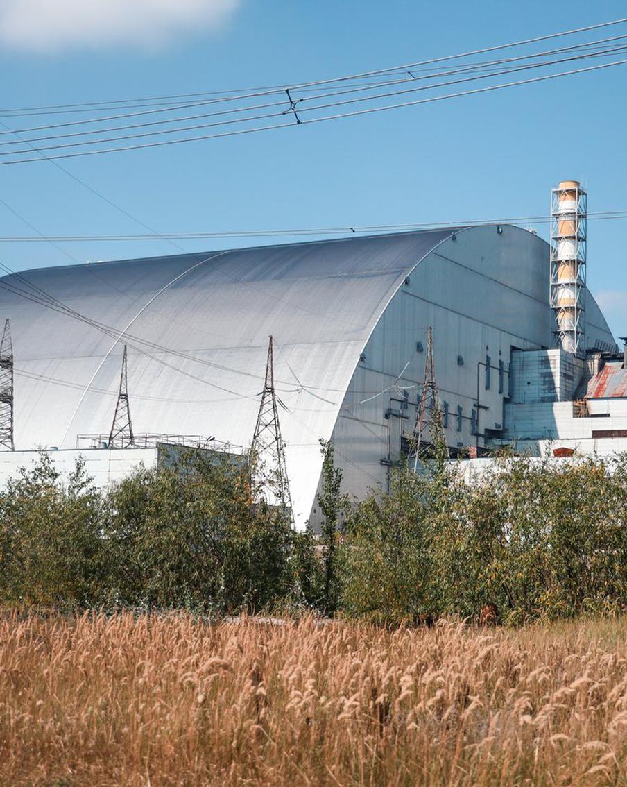 Руководство ЧАЭС предупредило о риске разрушения саркофага при ударе. Защитная конструкция над четвёртым энергоблоком Чернобыльской АЭС может не выдержать даже близкого взрыва, поскольку подобное воздействие способно спровоцировать опасные колебания грунта