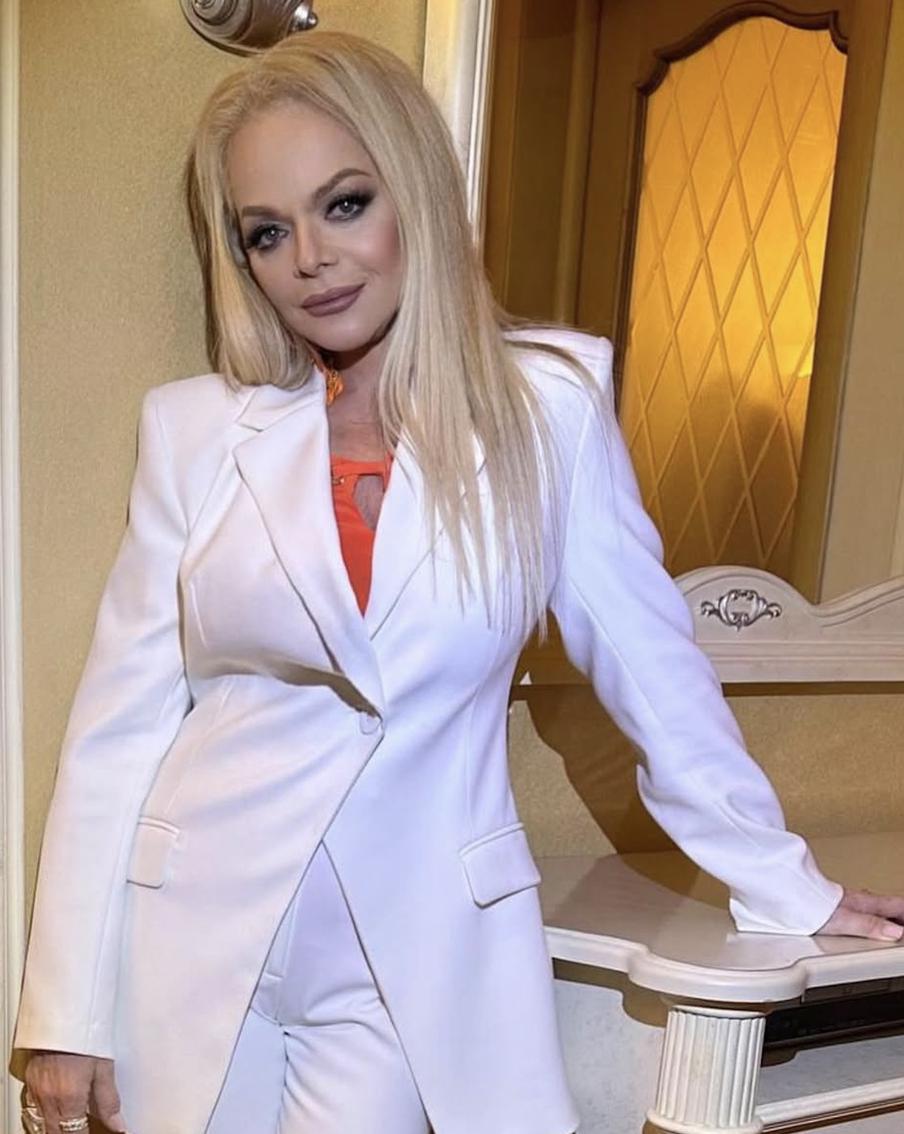 Китч, бархат и золото: как выглядит элитная квартира Ларисы Долиной сейчас