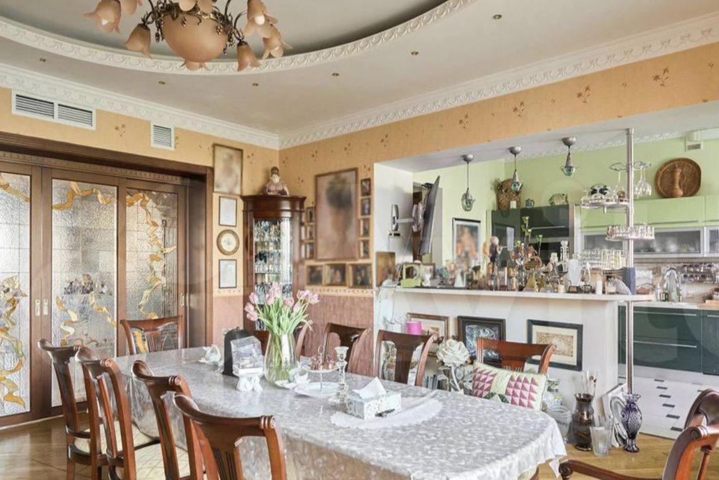 Прилегающая к кухне столовая.