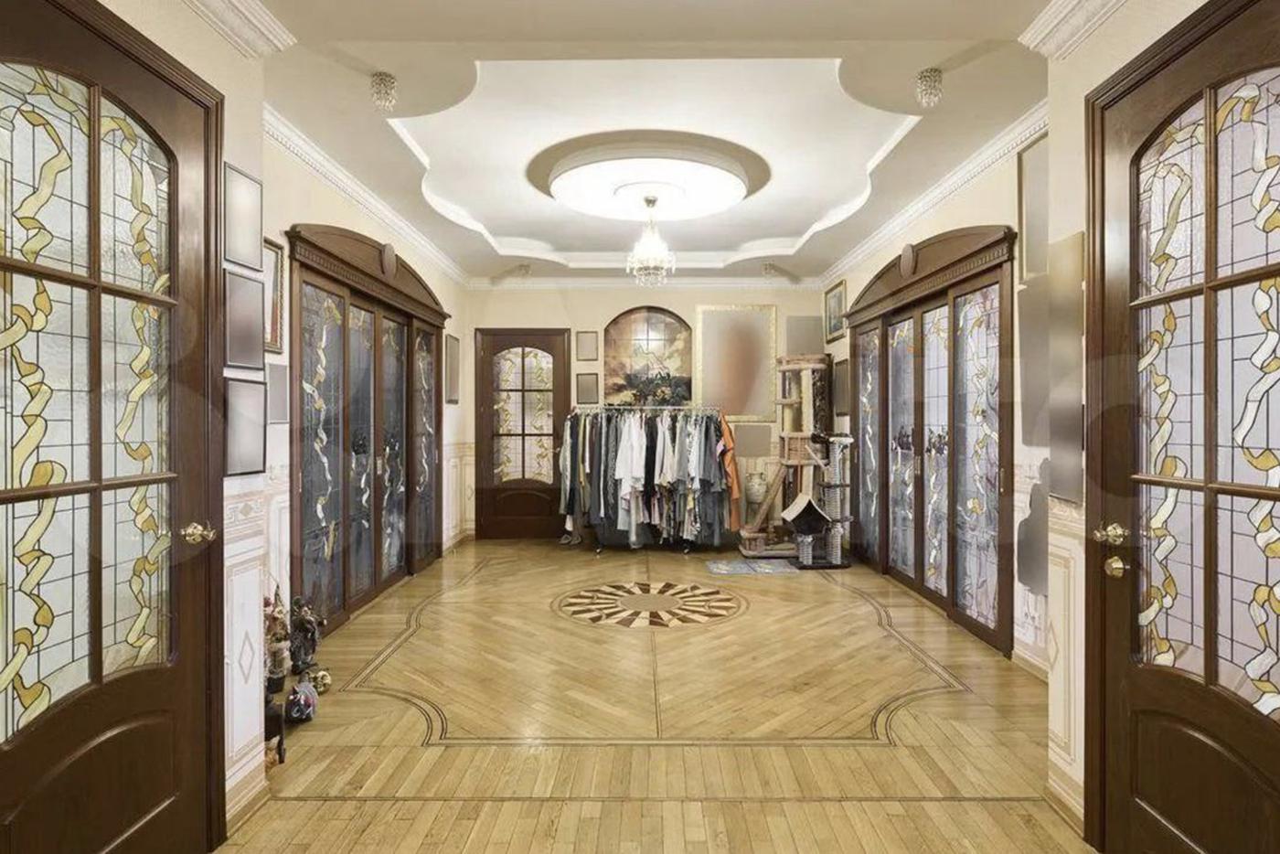 Холл с другого ракурса.