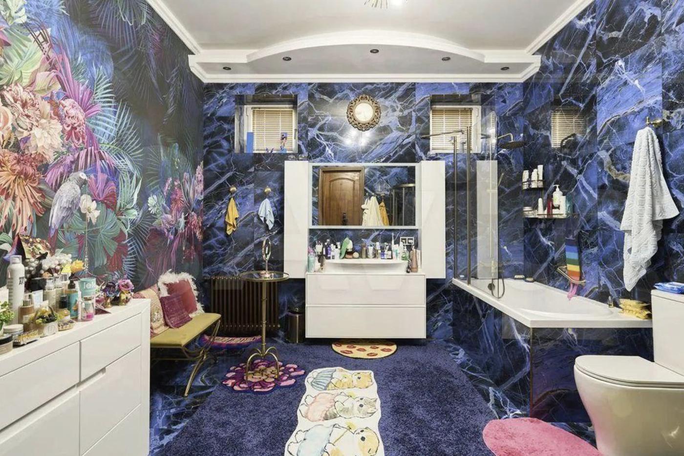 Пёстрый санузел также оставляет желать лучшего.