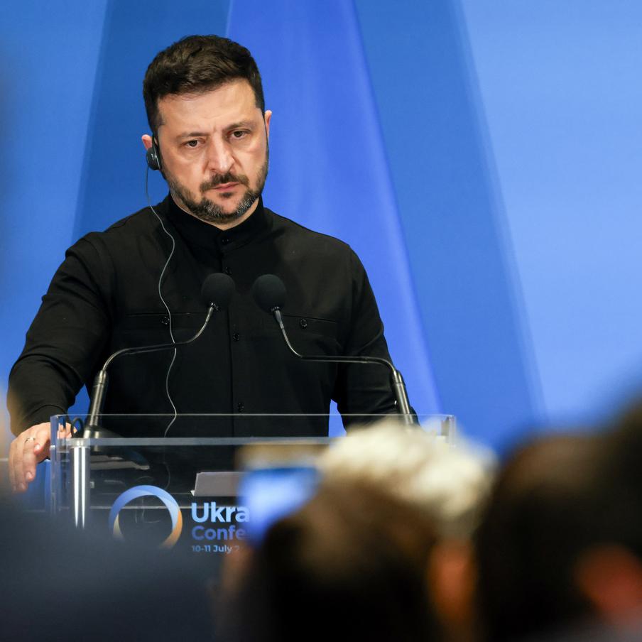 Зеленский допустил, что не отменит мобилизацию в случае мирного соглашения. Президент Украины Владимир Зеленский высказал мнение, что процесс мобилизации в стране может продолжаться, даже если будет достигнуто соглашение о прекращении конфликта. Он не исключил возможности изменений в существующей системе мобилизации или её частичного проведения, сопровождающегося демобилизацией граждан, сообщает агентство Укринформ