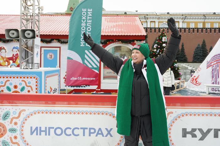 "Покровские ворота" в Москве: олимпийская чемпионка-фигуристка показала класс пенсионерам