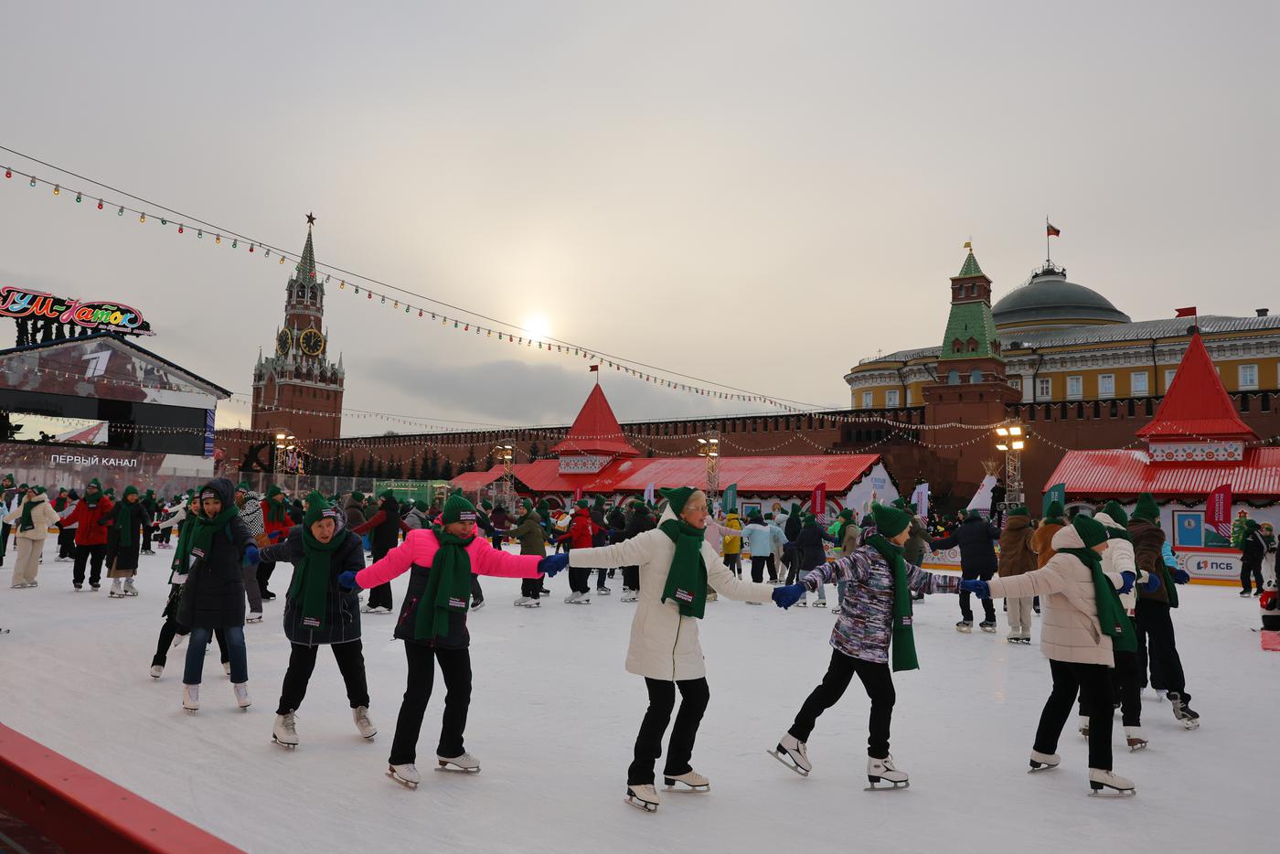 Участники создали гигантский хоровод
