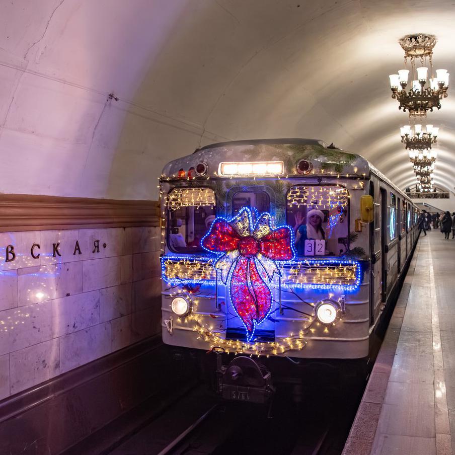 В московском метро увеличили штраф за прослушивание музыки. В ходе заседания Московской городской думы депутаты приняли решение увеличить штраф за безбилетный проезд в наземном транспорте Москвы с 2000 до 5000 рублей