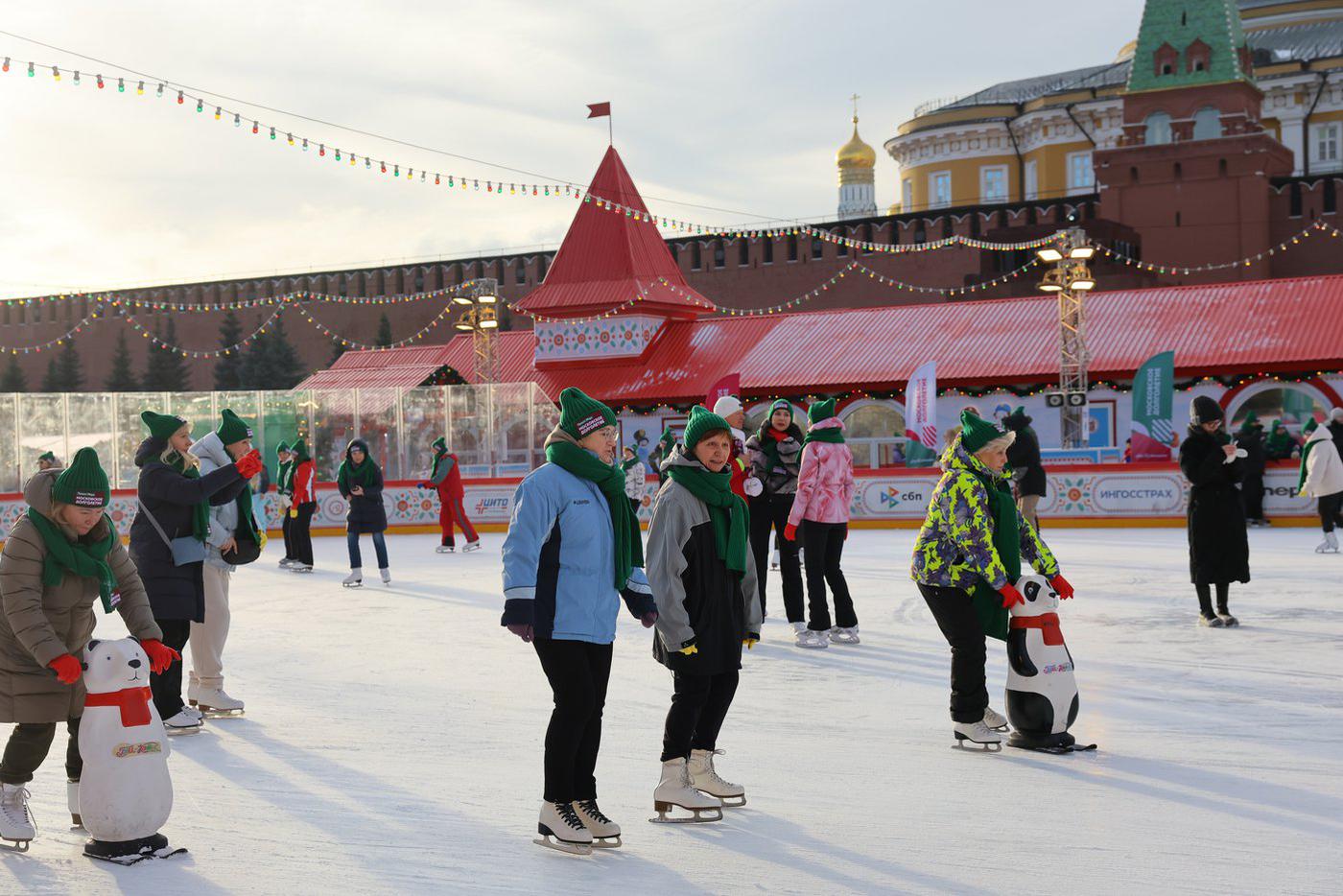 Участники создали гигантский хоровод
