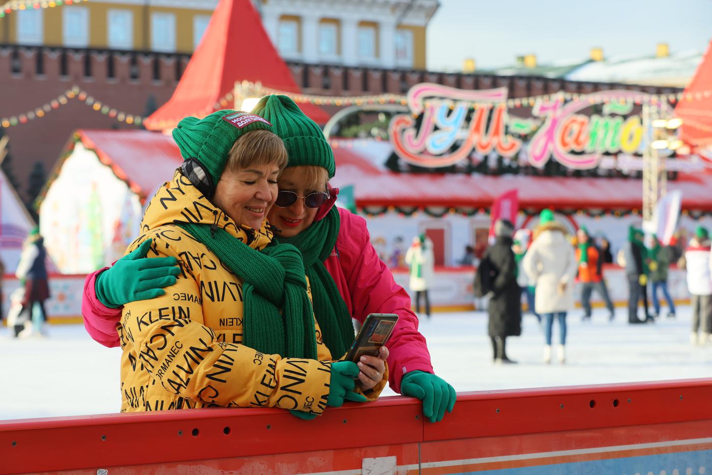 Подруги открыли сезон на льду в центре Москвы и сделали селфи