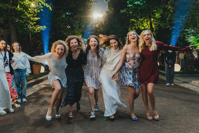 Как в финале "Москва слезам не верит. Всё только начинается" обыграли замену актрис на главных ролях