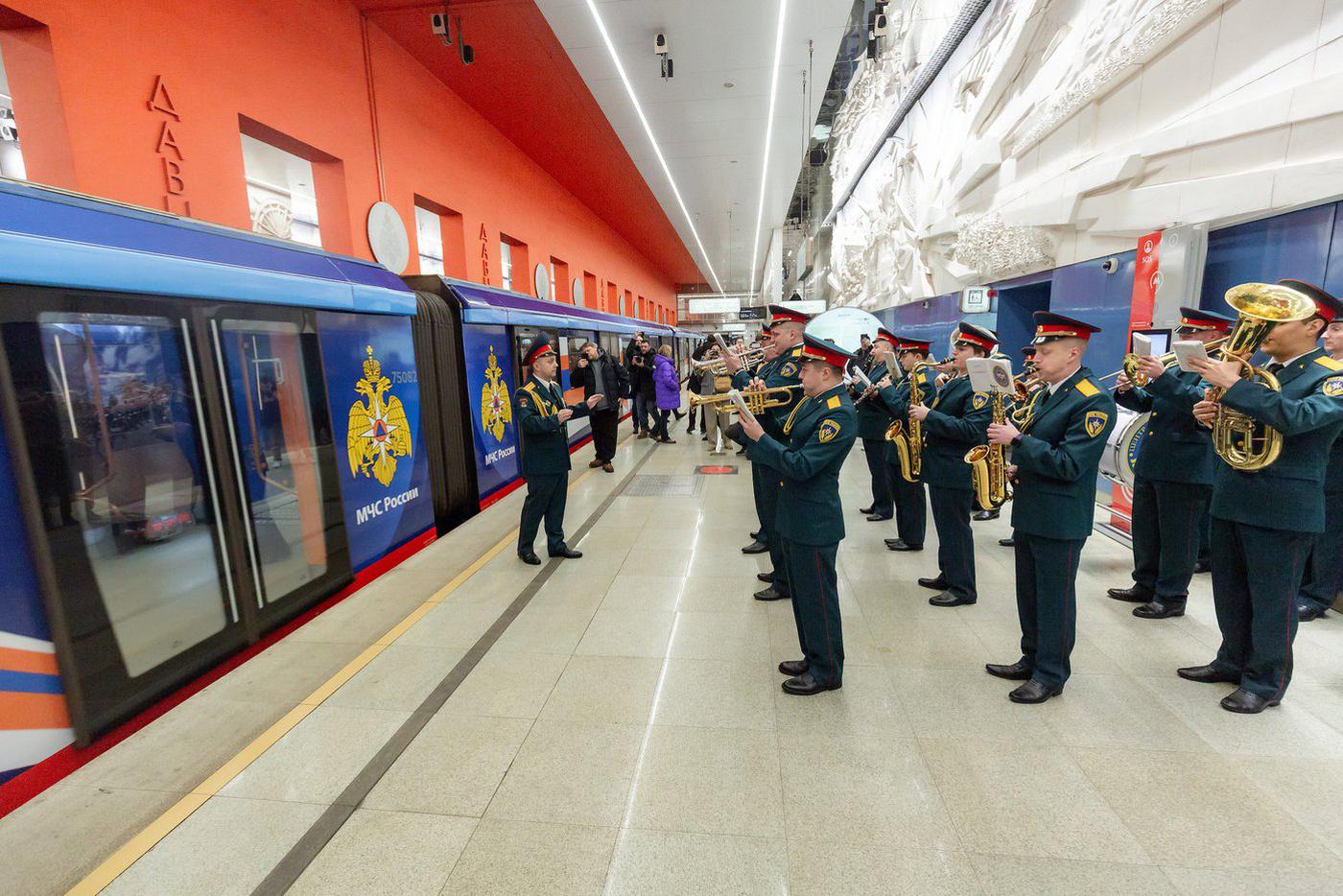 На Большой кольцевой линии появился поезд, посвящённый 35-летию МЧС России
