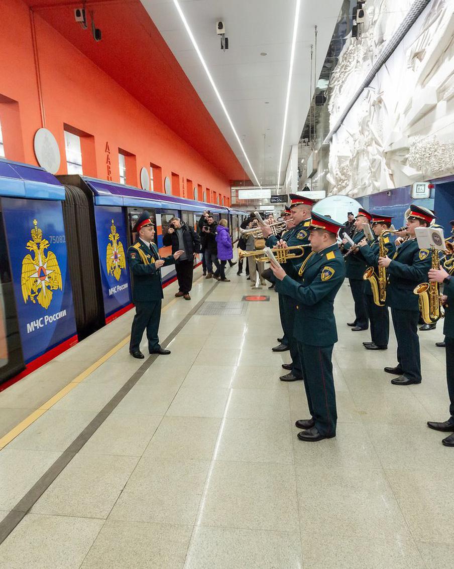 На Большой кольцевой линии появился поезд, посвящённый 35-летию МЧС России
