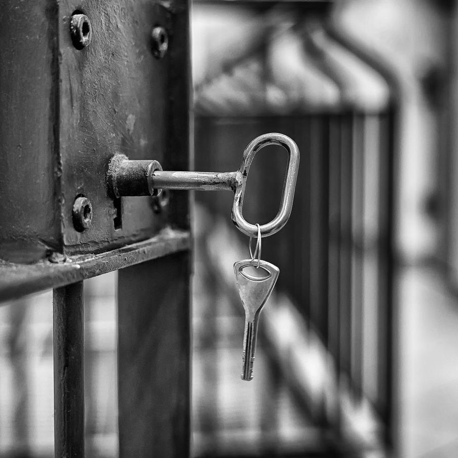 Пасынку Стаса Намина продлили арест по делу о двойном убийстве. Суд Московской области продлил срок ареста Романа Ткаченко до 1 апреля. Ткаченко, пасынок рок-музыканта Стаса Намина (настоящее имя – Анастас Микоян), обвиняется в убийстве своей бабушки и брата. Ранее, в августе, арест Ткаченко был продлён до 1 января 2026 года