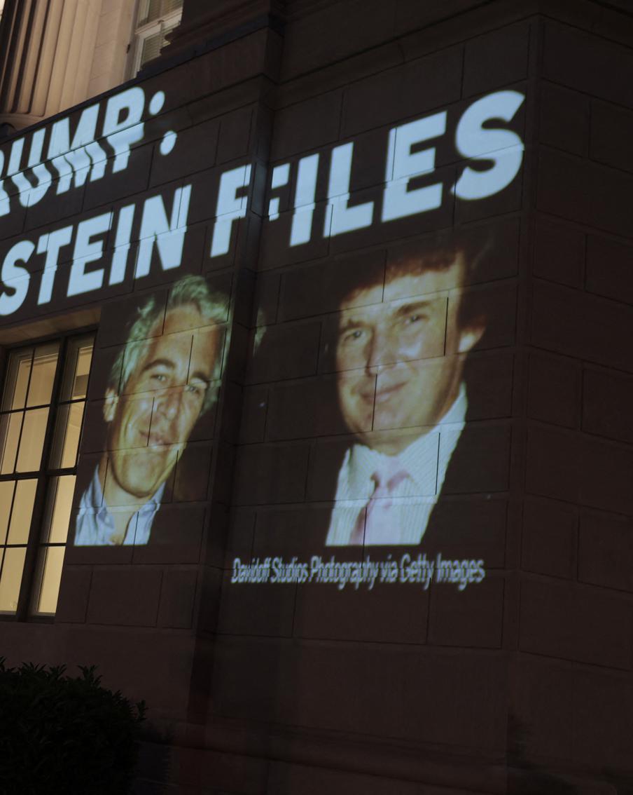 Демократы рассекретили новую порцию компромата на Трампа из архива по делу педофила Джеффри Эпштейна