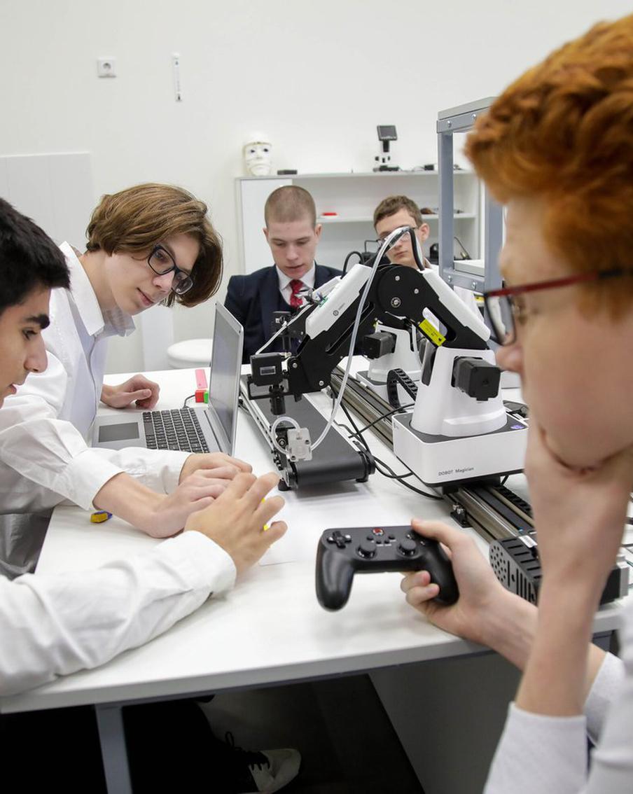 Сергей Собянин рассказал о развитии предпрофессиональных классов в школах Москвы