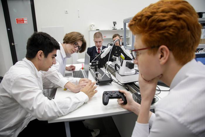 Сергей Собянин рассказал о развитии предпрофессиональных классов в школах Москвы