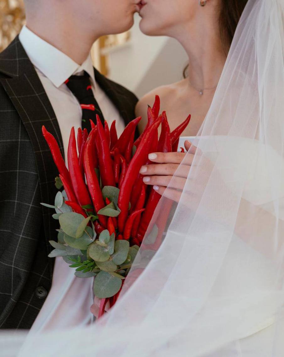 Подружки московских невест ловили букеты из брокколи, перца и редиса