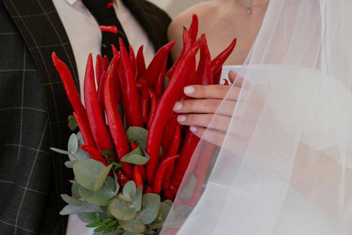 Свадебные тренды 2025: невесты выбирают букеты из овощей и смотрят на часы