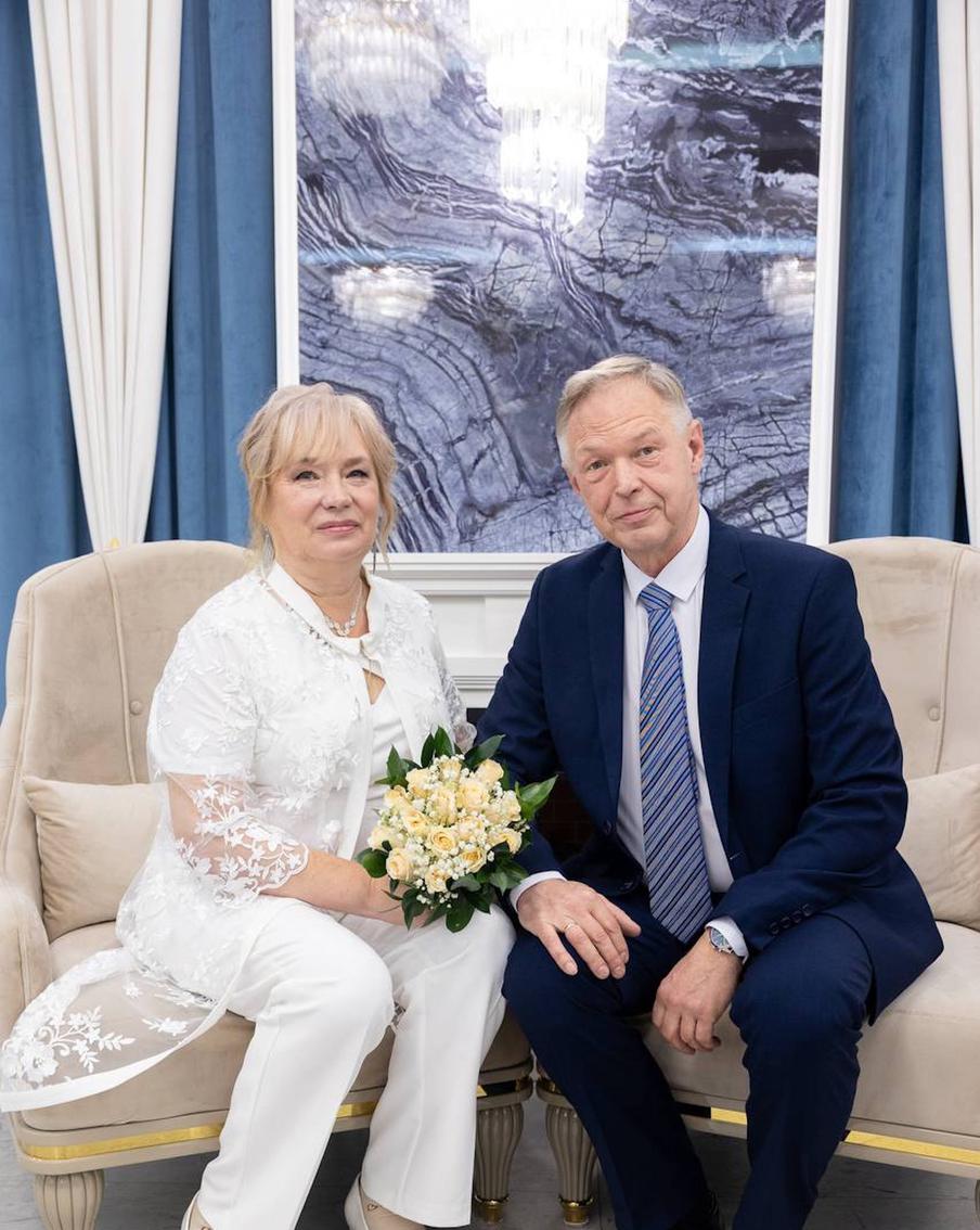 Молодожёны – пенсионеры, но продолжают работать. Надежда — медсестра, а Юрий – дежурный механик в гараже при заводе.